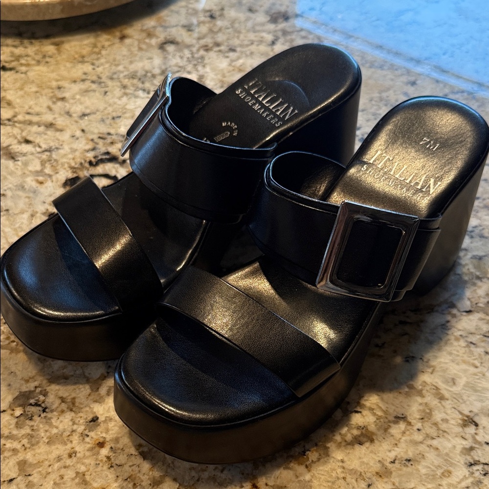 NWOT Italian Shoemakers Black Platform Sandals